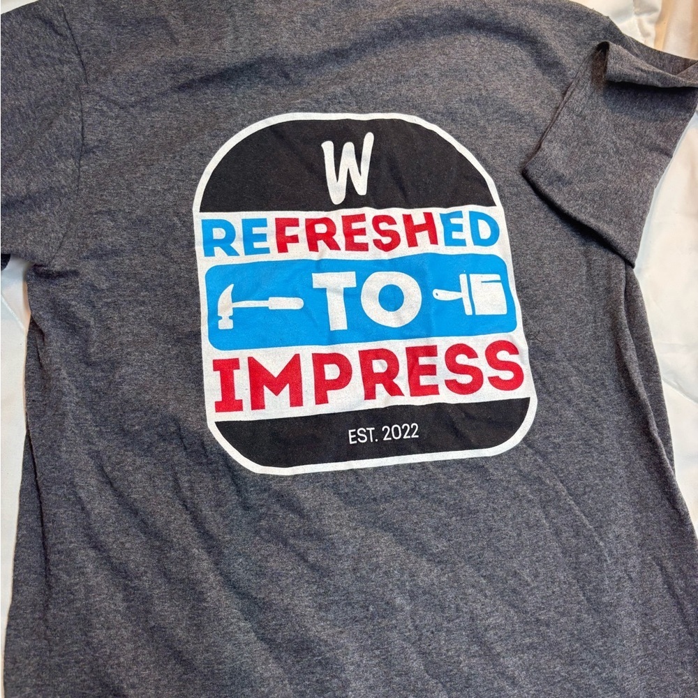 Size Medium Gray Graphic T-Shirt Wendy’s employee uniform- Refreshed to Impress - Picture 4 of 4